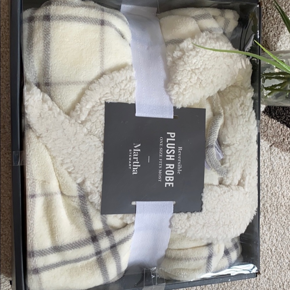 New@ one size plush robe